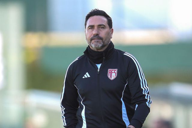 Técnico deixou palavras de esperança na hora do adeus à Vila das Aves (Foto: LUSA)