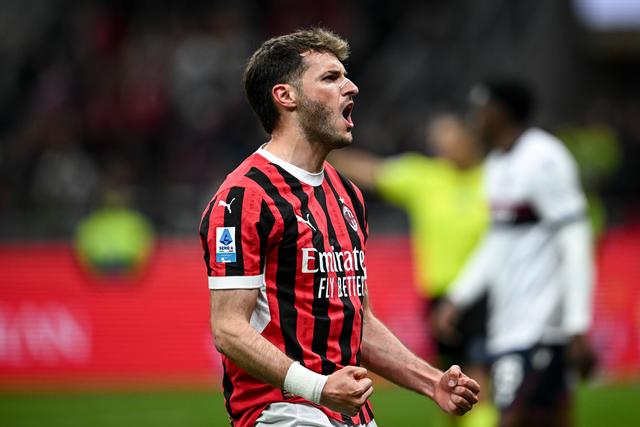 Giménez, autor de dois dos três golos do Milan