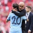 Guardiola abraça Bernardo Silva no final de um jogo do Manchester City