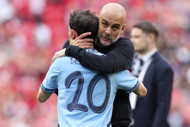 Guardiola abraça Bernardo Silva no final de um jogo do Manchester City