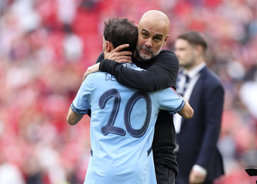 Guardiola abraça Bernardo Silva no final de um jogo do Manchester City