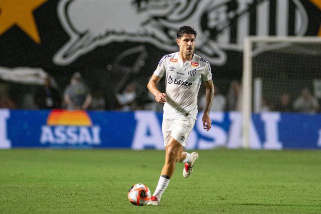 Ex-Arouca abre espaço para Veríssimo no Santos