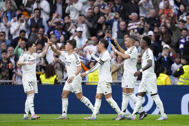 Real Madrid vestido com o icónico equipamento branco