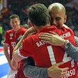 Pep Guardiola a abraçar Xabi Alonso, após a conquista da Bundesliga pelo Bayern
