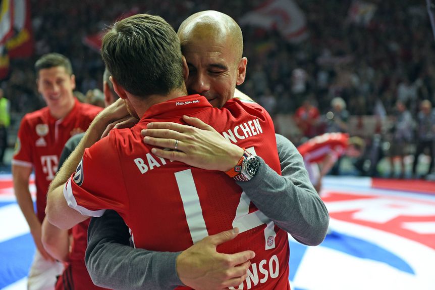 Pep Guardiola a abraçar Xabi Alonso, após a conquista da Bundesliga pelo Bayern