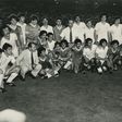 Real Madrid e Real Castilla posam com o troféu, conquistado pelos primeiros, em 1980 (IMAGO)