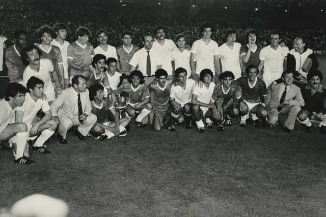 Real Madrid e Real Castilla posam com o troféu, conquistado pelos primeiros, em 1980 (IMAGO)