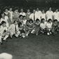 Real Madrid e Real Castilla posam com o troféu, conquistado pelos primeiros, em 1980 (IMAGO)