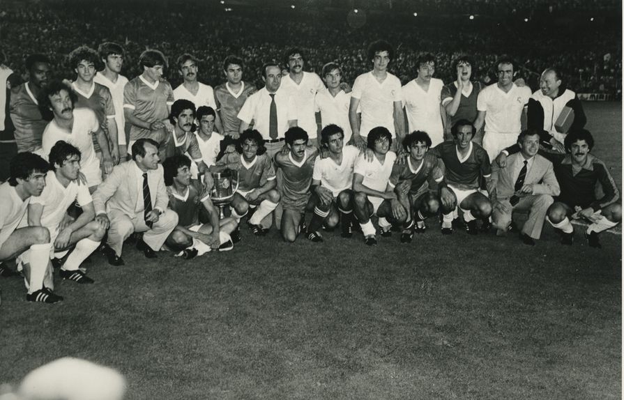 Real Madrid e Real Castilla posam com o troféu, conquistado pelos primeiros, em 1980 (IMAGO)