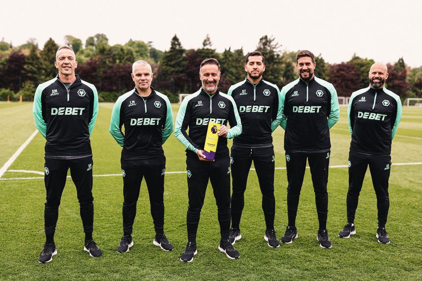 Vítor Pereira posa com troféu com equipa técnica (X/Wolves)