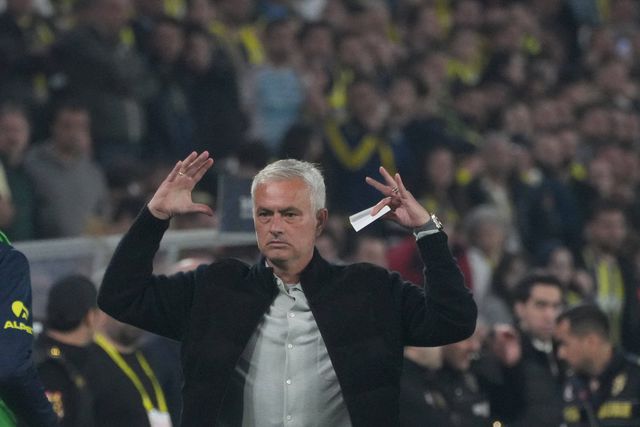 Mourinho: «Passo as noites na discoteca e escolho o onze por moeda ao ar»