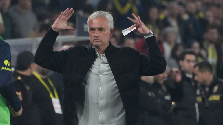 Mourinho: «Passo as noites na discoteca e escolho o onze por moeda ao ar»