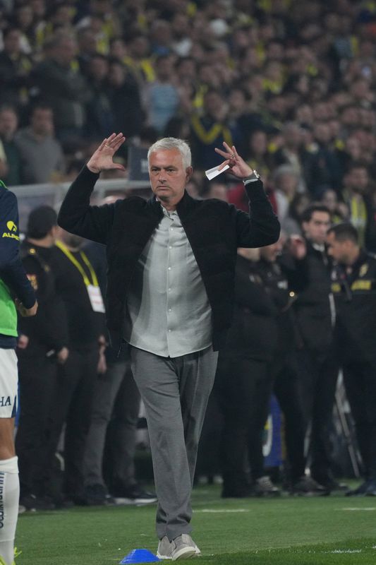 Mourinho: «Passo as noites na discoteca e escolho o onze por moeda ao ar»
