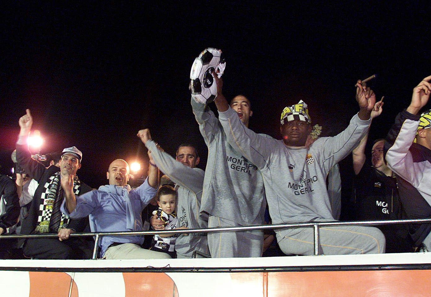 Jogadores desfilaram num autocarro aberto  (Foto: A BOLA)