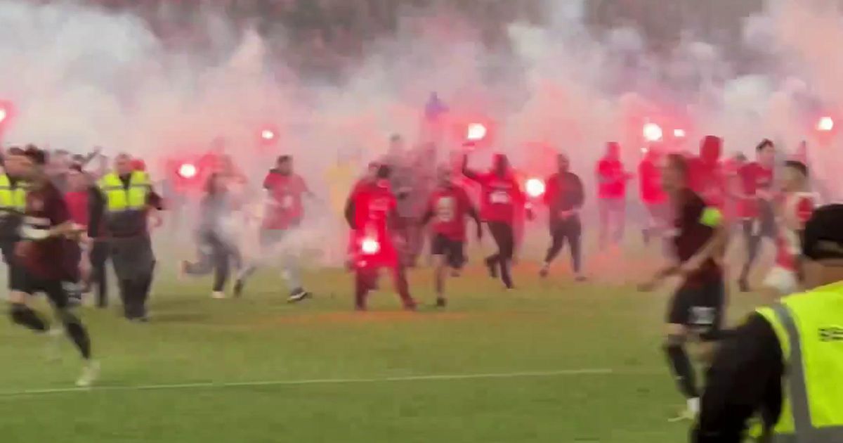 As imagens da invasão de campo dos adeptos no Slavia-Sparta