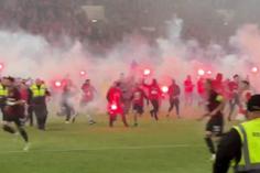 As imagens da invasão de campo dos adeptos no Slavia-Sparta
