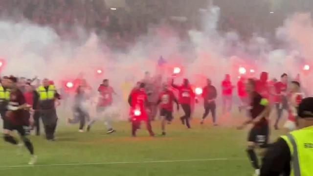As imagens da invasão de campo dos adeptos no Slavia-Sparta