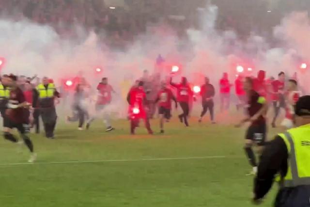 As imagens da invasão de campo dos adeptos no Slavia-Sparta