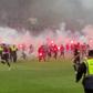 As imagens da invasão de campo dos adeptos no Slavia-Sparta