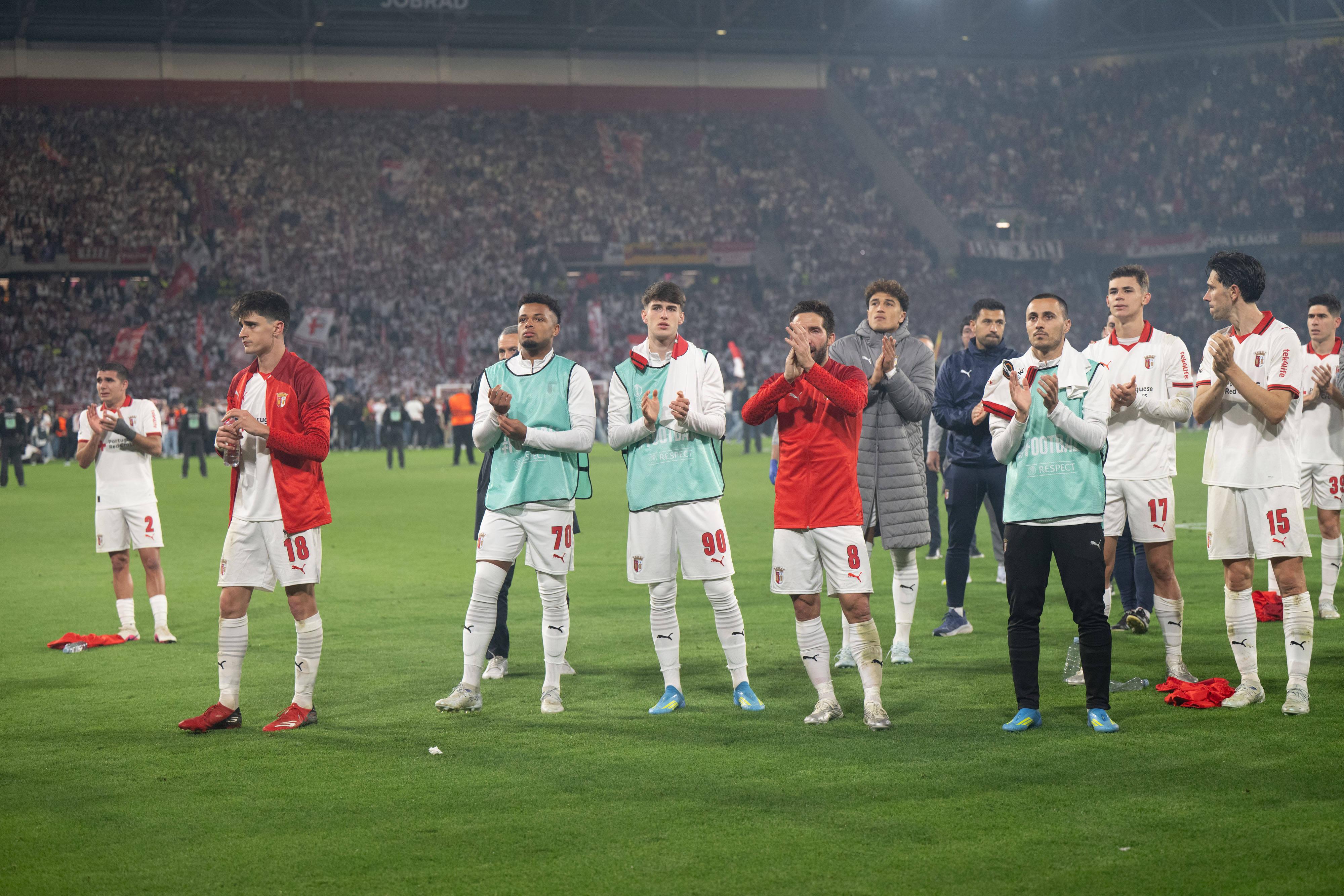 Jogadores do SC Braga foram ovacionados pelos seus adeptos na Alemanha e voltarão a ser fortemente apoiados no Estádio da Luz