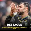 Bruno Fernandes é atingido por um braço na cara, mas o VAR manda seguir
