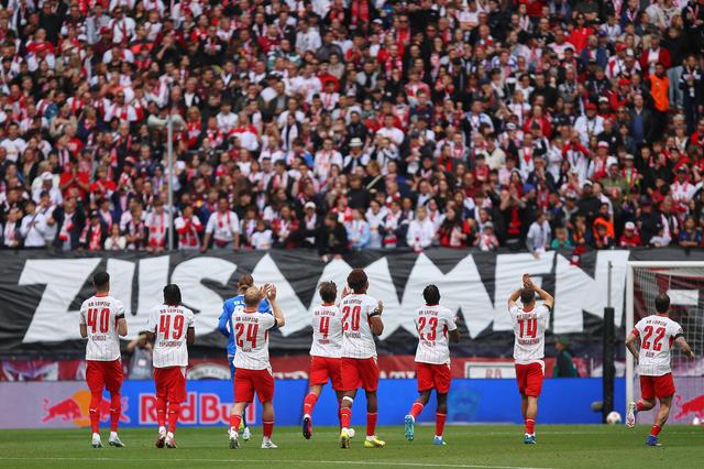 Jogadores do Leipzig a festejarem com os adeptos