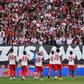 Jogadores do Leipzig a festejarem com os adeptos