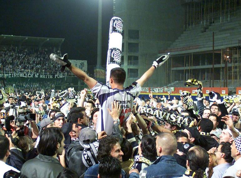 Ricardo celebra com os adeptos no Bessa  (Foto: A BOLA)