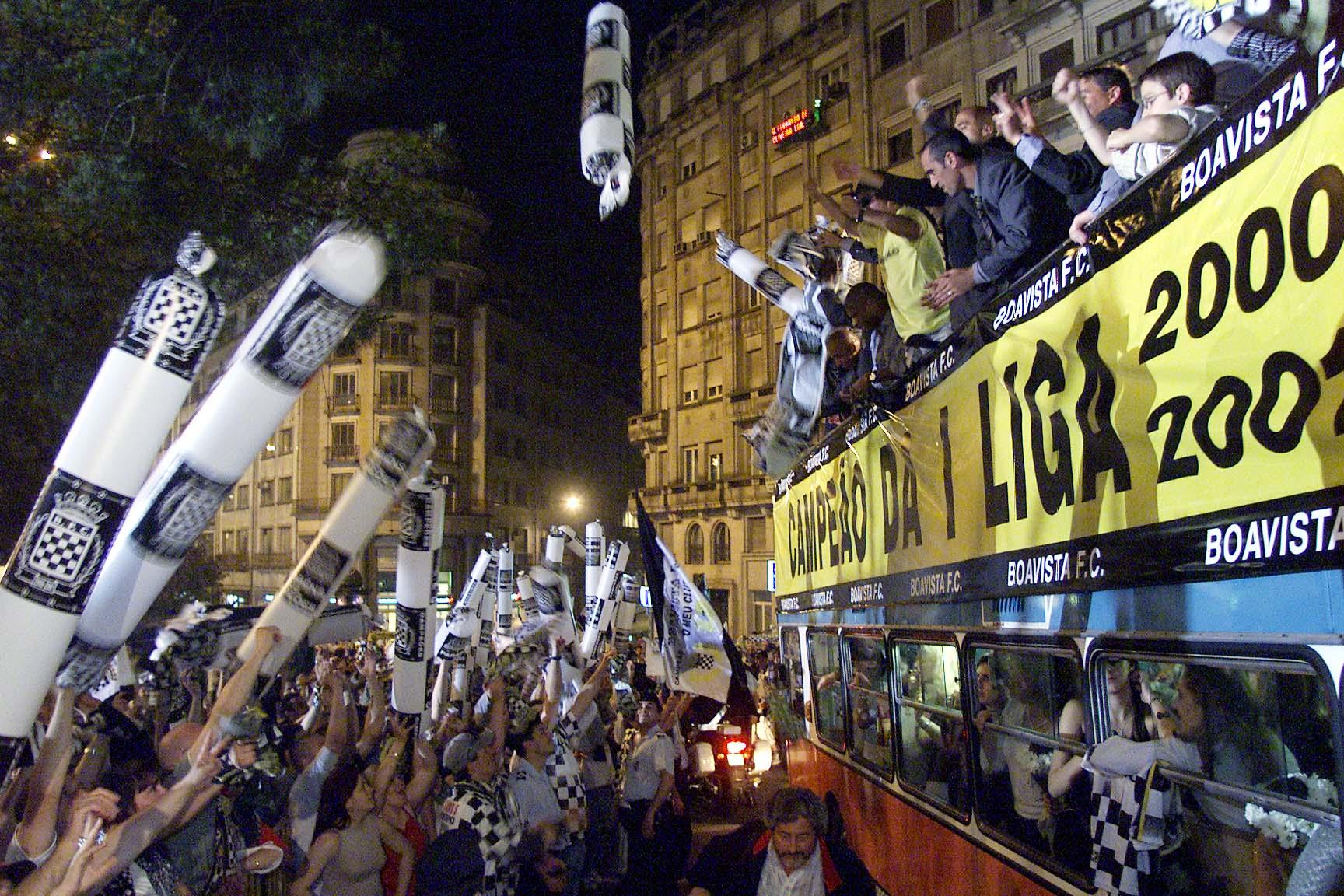 O desfile do campeão 2000/2001 (Foto: A BOLA)