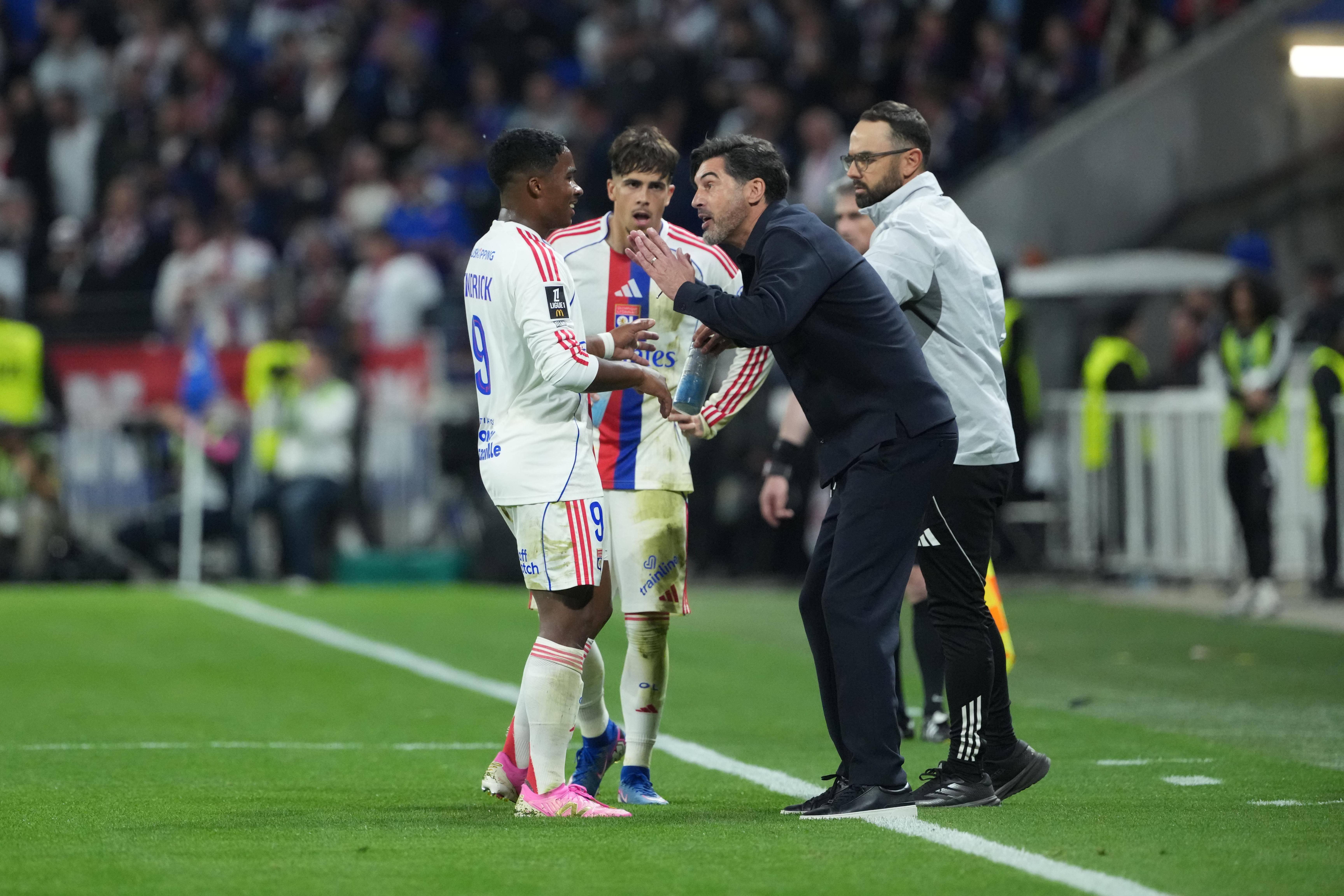 Paulo Fonseca a falar com Endrick e Afonso Moreira no Lyon