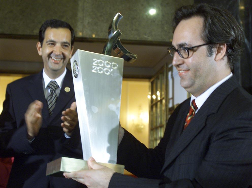 João Loureiro, presidente do Boavista, recebe o troféu de campeão na Câmara Municipal do Porto, era edil Nuno Cardoso  (Foto: A BOLA)