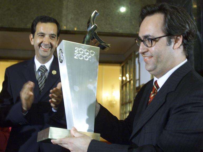 João Loureiro, presidente do Boavista, recebe o troféu de campeão na Câmara Municipal do Porto, era edil Nuno Cardoso  (Foto: A BOLA)