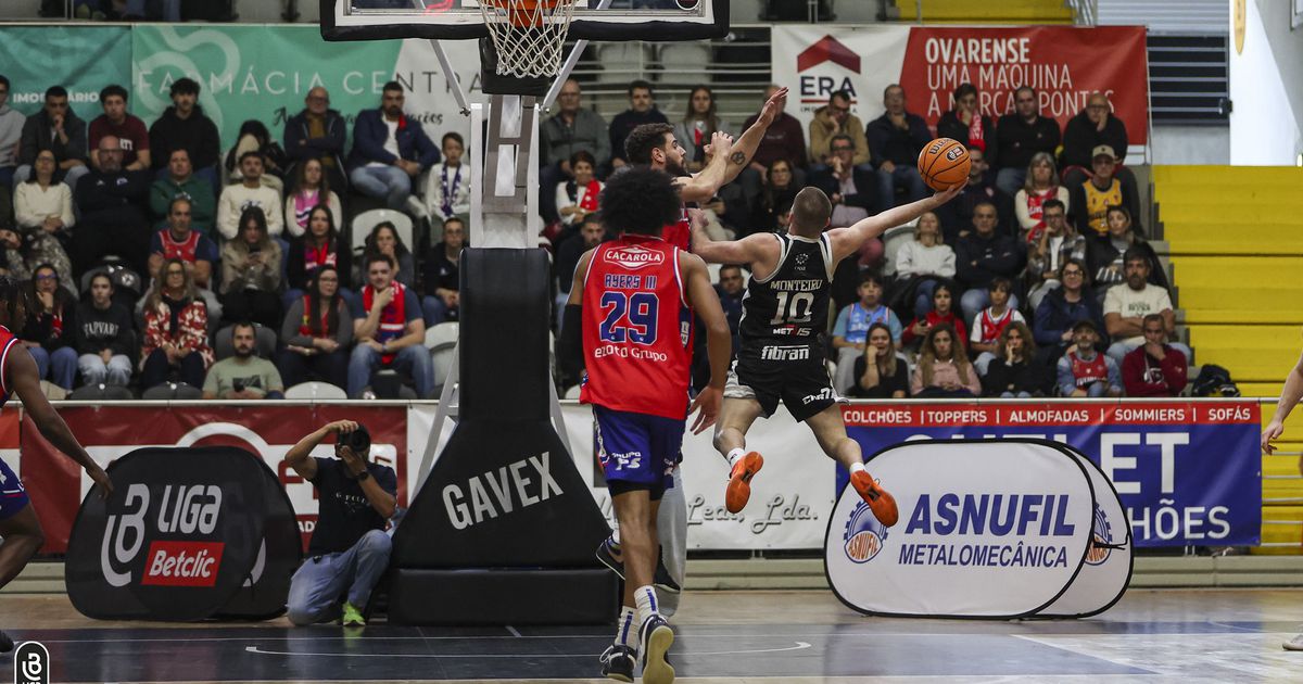 Cenas de pancadaria e 11 jogadores expulsos no Ovarense-Oliveirense (vídeo)