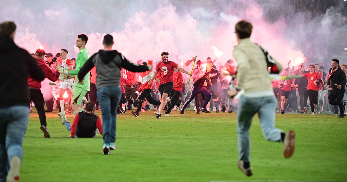 Slavia ia festejar o título, mas adeptos invadem o relvado e jogo não acaba (vídeo)