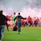 Slavia ia festejar o título, mas adeptos invadem o relvado e jogo não acaba (vídeo)