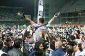 Ricardo celebra o título com os adeptos no relvado do Estádio do Bessa - Foto: A BOLA