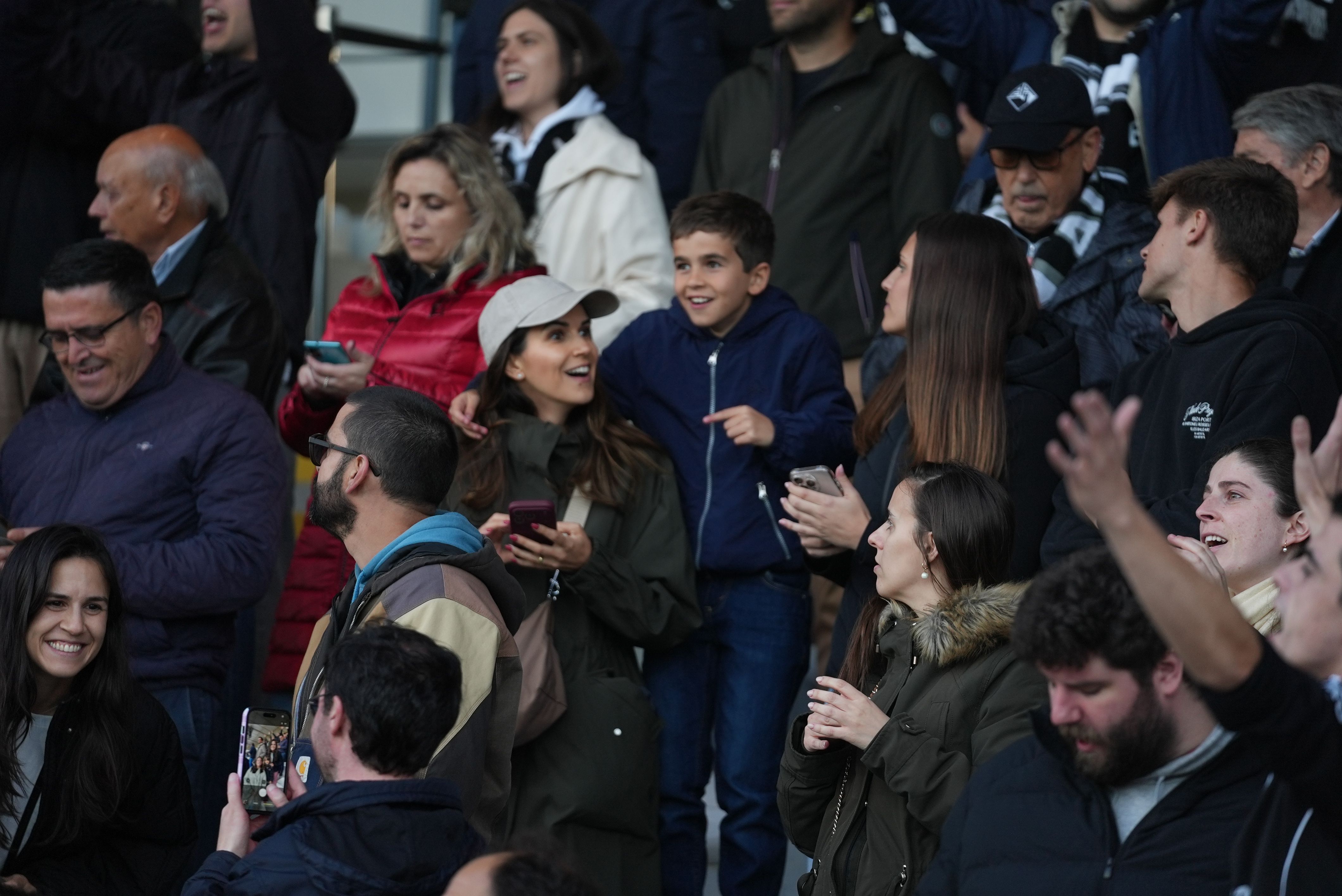 Mulher e filho de Ruben Amorim estiveram na bancada a apoiar a Académica - Foto: A BOLA