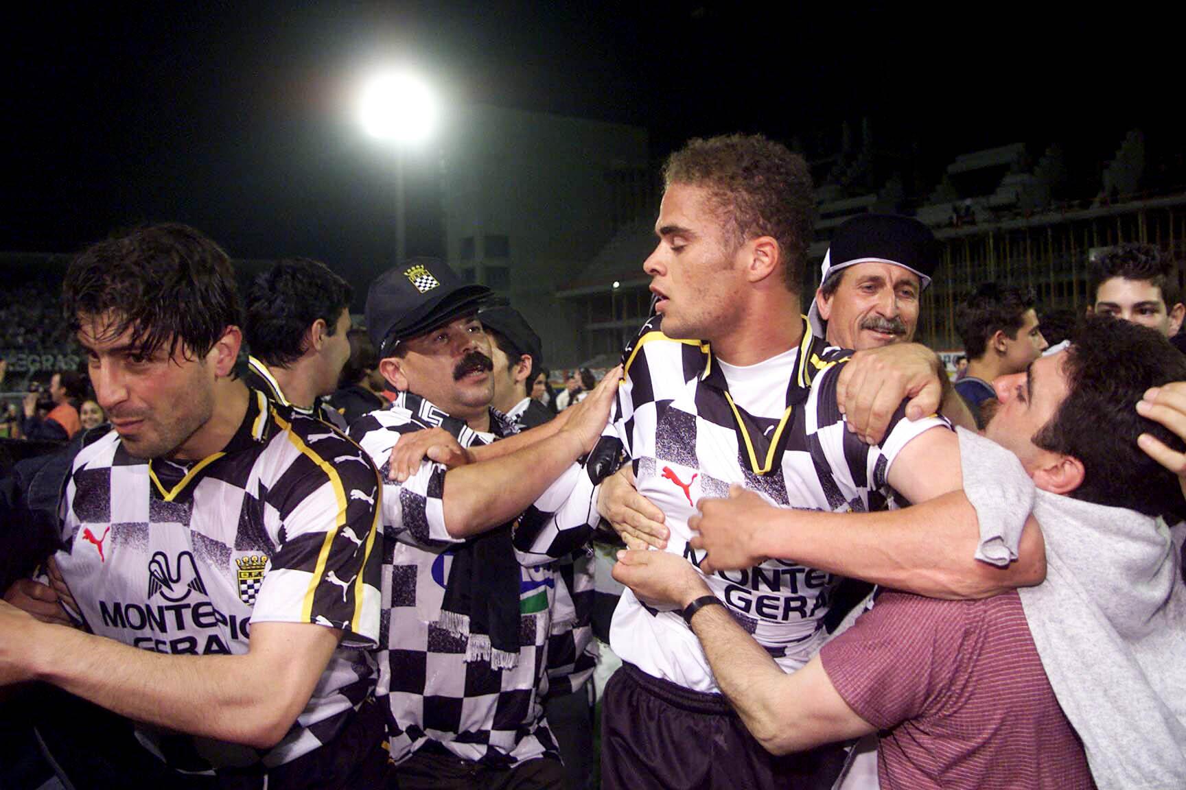 Frechaut engolido pelos adeptos do Boavista  (Foto: A BOLA)