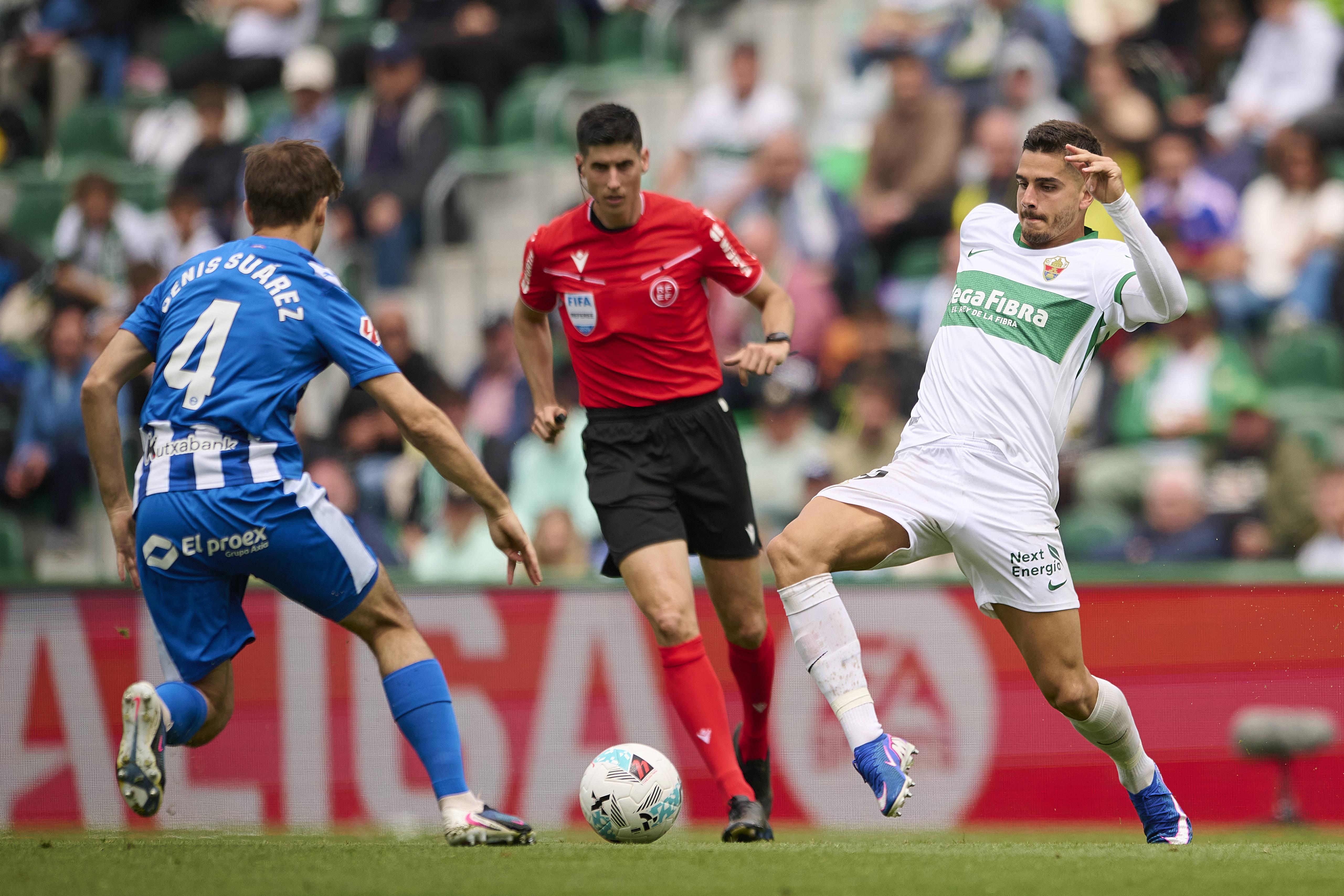 André Silva em disputa de bola com o árbitro atrás