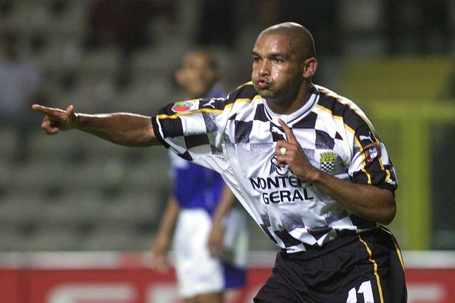 A celebração que era marca registada do 'pistoleiro' Silva - Foto: A BOLA