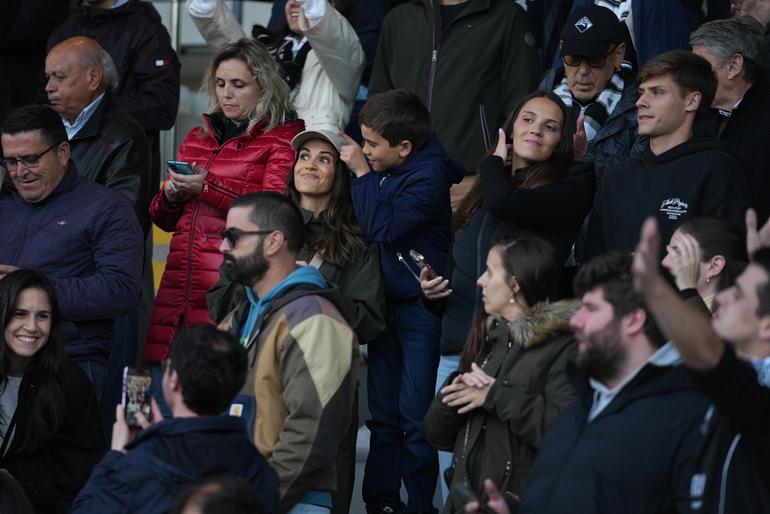 Mulher e filho de Ruben Amorim estiveram na bancada a apoiar a Académica - Foto: A BOLA