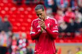 Virgil van Dijk, capitão do Liverpool, cabisbaixo após nova perda de pontos