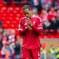 Virgil van Dijk, capitão do Liverpool, cabisbaixo após nova perda de pontos