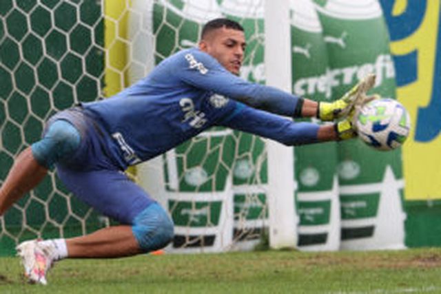 Farense: Kaique a caminho da baliza