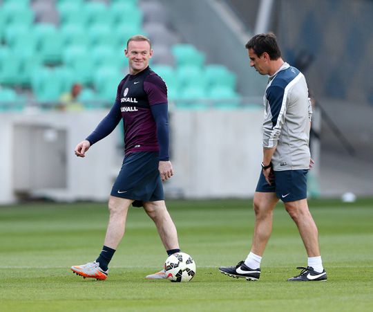 Wayne Rooney revela motivo para acesa discussão com Gary Neville no Euro 2016