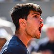 O momento em que Carlos Alcaraz vence Roland Garros pela primeira vez