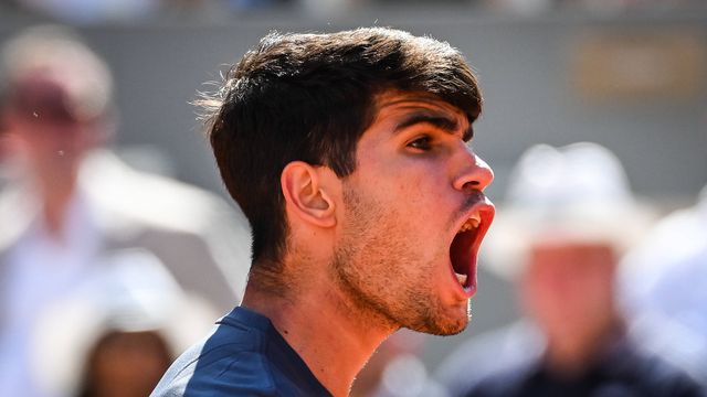 O momento em que Carlos Alcaraz vence Roland Garros pela primeira vez