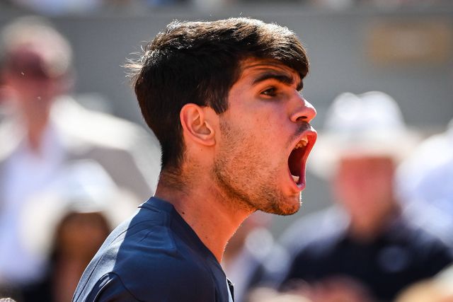 O momento em que Carlos Alcaraz vence Roland Garros pela primeira vez