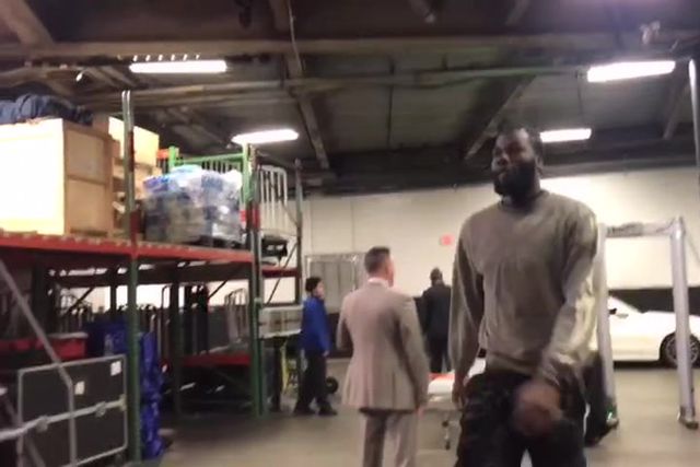 A chegada de Neemias Queta ao TD Garden para o jogo 2 da final da NBA