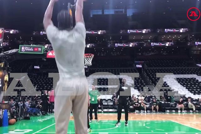 O aquecimento de Neemias Queta para o jogo 2 da final